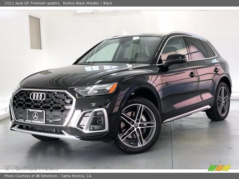 Front 3/4 View of 2021 Q5 Premium quattro