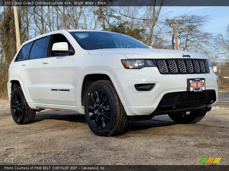 Bright White / Black 2021 Jeep Grand Cherokee Laredo 4x4