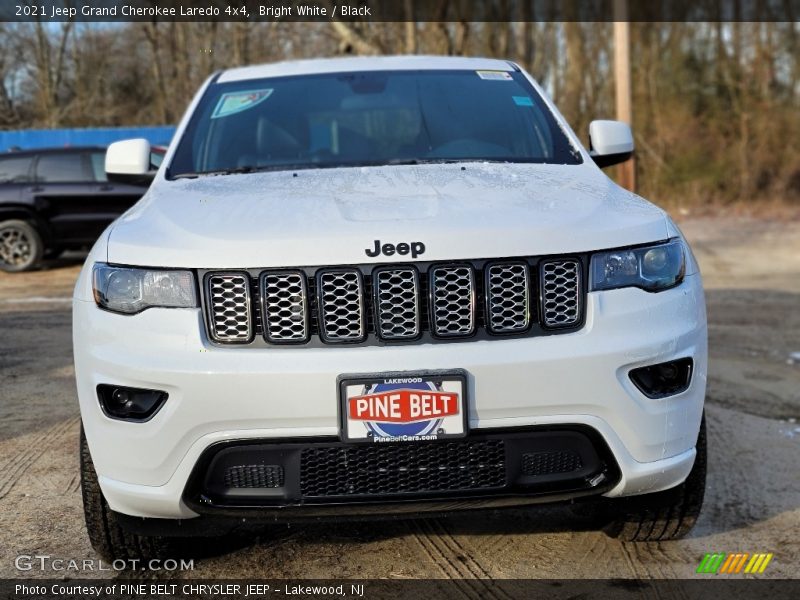 Bright White / Black 2021 Jeep Grand Cherokee Laredo 4x4