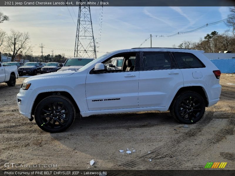 Bright White / Black 2021 Jeep Grand Cherokee Laredo 4x4
