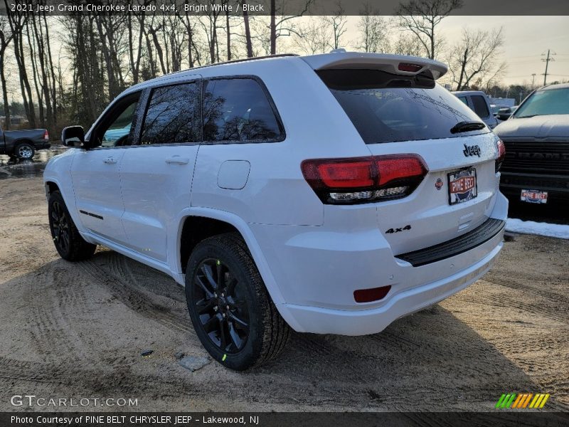 Bright White / Black 2021 Jeep Grand Cherokee Laredo 4x4