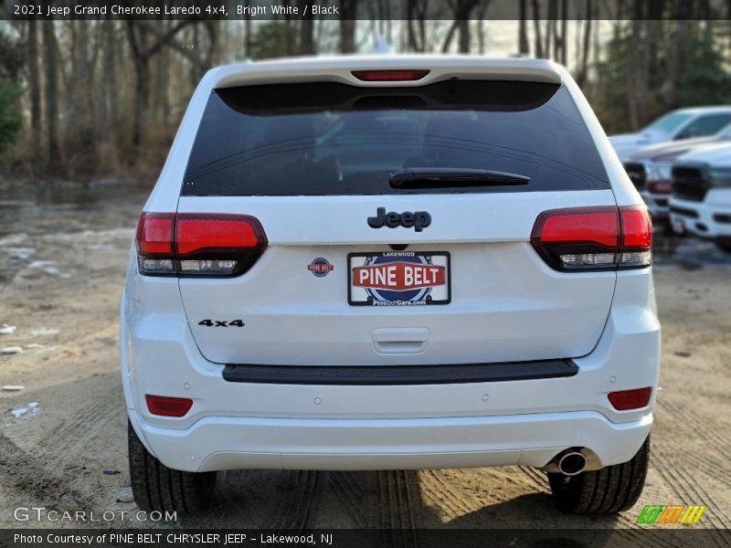 Bright White / Black 2021 Jeep Grand Cherokee Laredo 4x4