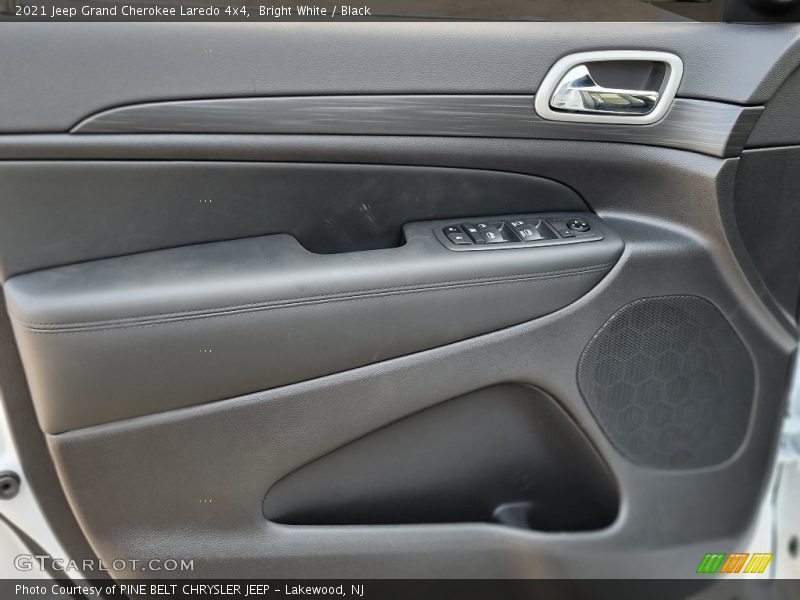 Bright White / Black 2021 Jeep Grand Cherokee Laredo 4x4