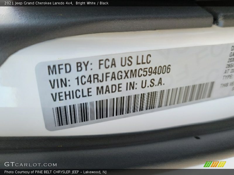 Bright White / Black 2021 Jeep Grand Cherokee Laredo 4x4