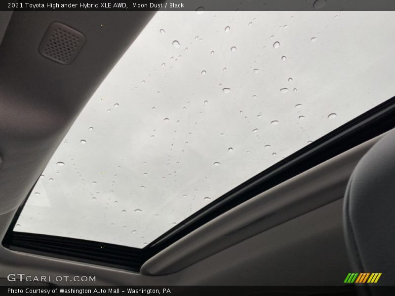 Moon Dust / Black 2021 Toyota Highlander Hybrid XLE AWD