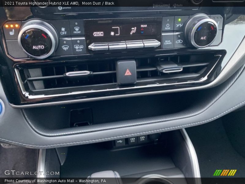 Moon Dust / Black 2021 Toyota Highlander Hybrid XLE AWD
