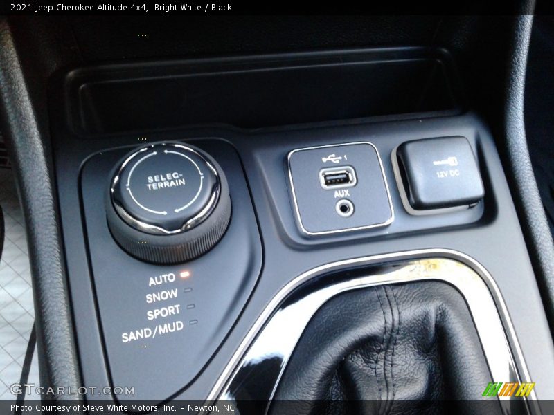 Bright White / Black 2021 Jeep Cherokee Altitude 4x4