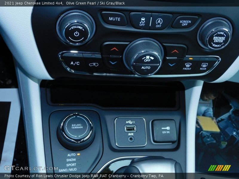 Olive Green Pearl / Ski Gray/Black 2021 Jeep Cherokee Limited 4x4