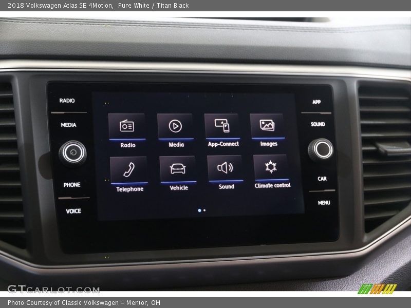 Pure White / Titan Black 2018 Volkswagen Atlas SE 4Motion