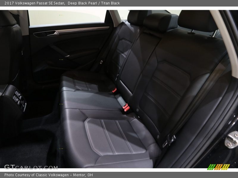 Deep Black Pearl / Titan Black 2017 Volkswagen Passat SE Sedan