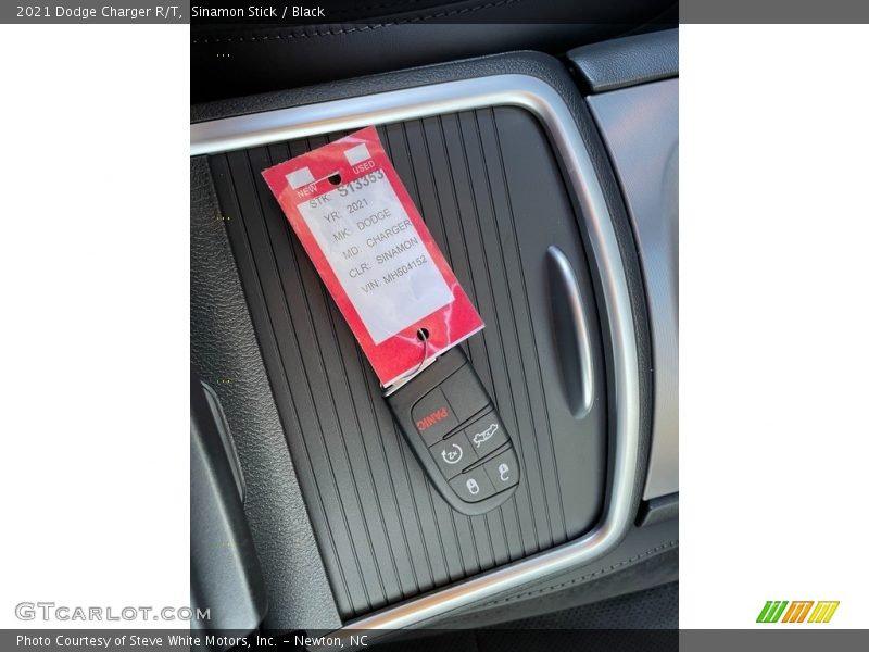 Sinamon Stick / Black 2021 Dodge Charger R/T