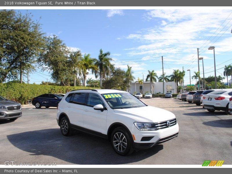 Pure White / Titan Black 2018 Volkswagen Tiguan SE