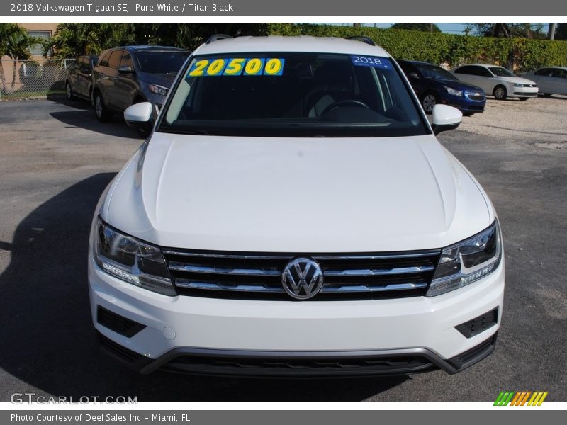 Pure White / Titan Black 2018 Volkswagen Tiguan SE