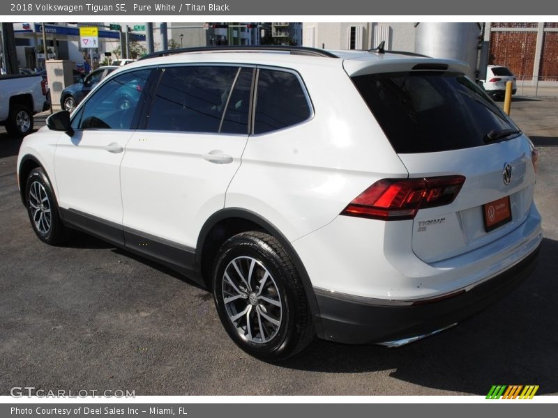 Pure White / Titan Black 2018 Volkswagen Tiguan SE