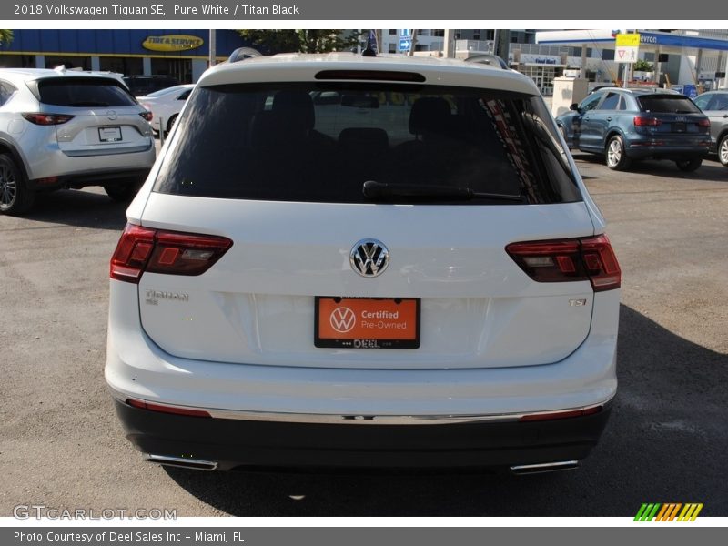 Pure White / Titan Black 2018 Volkswagen Tiguan SE