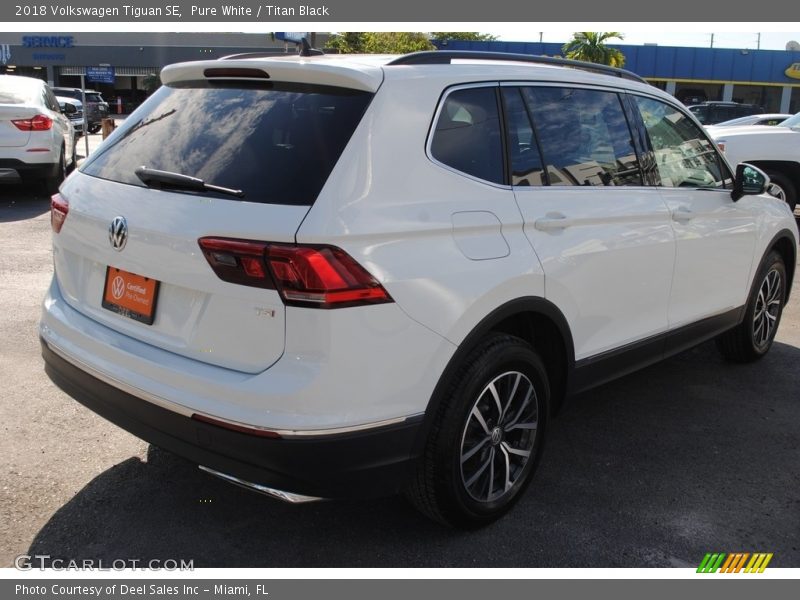 Pure White / Titan Black 2018 Volkswagen Tiguan SE
