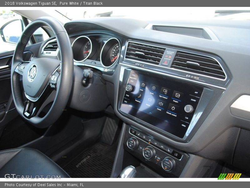 Pure White / Titan Black 2018 Volkswagen Tiguan SE
