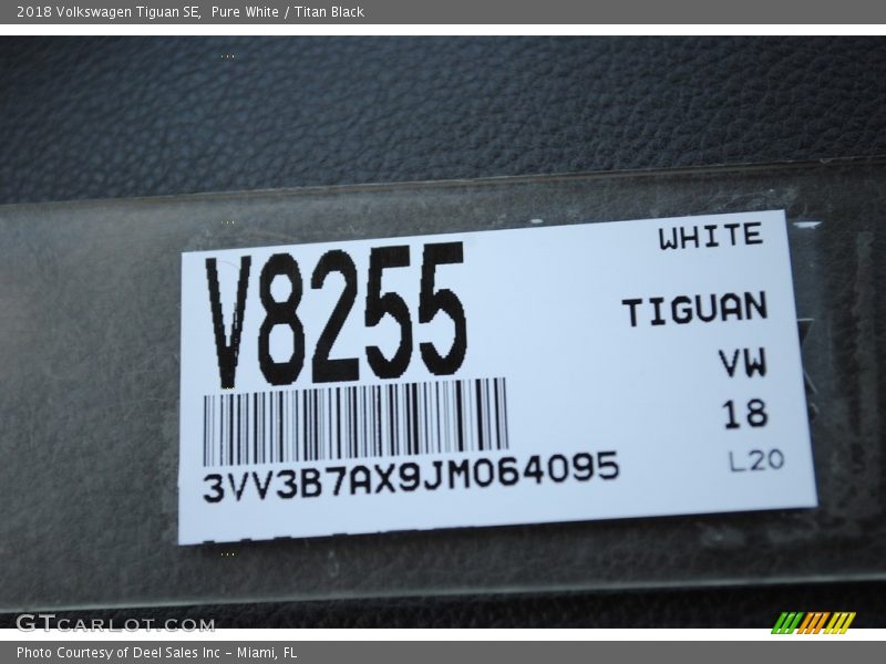 Pure White / Titan Black 2018 Volkswagen Tiguan SE