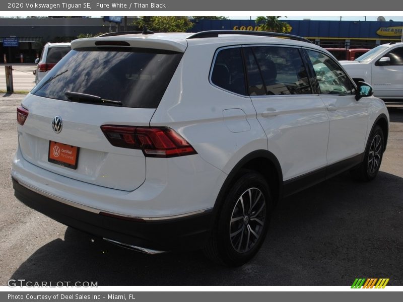 Pure White / Titan Black 2020 Volkswagen Tiguan SE