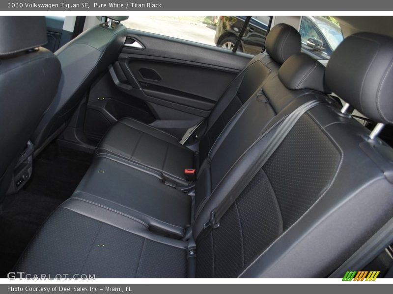 Pure White / Titan Black 2020 Volkswagen Tiguan SE