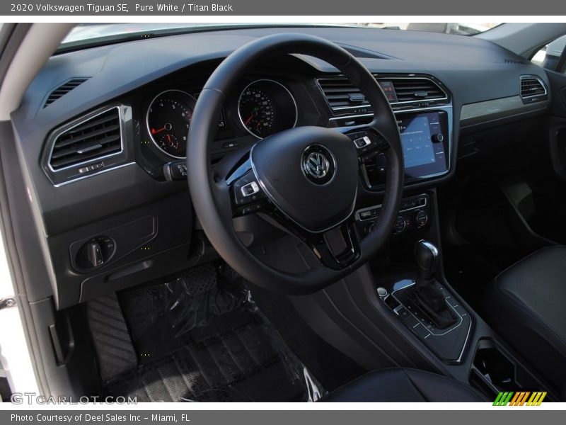 Pure White / Titan Black 2020 Volkswagen Tiguan SE