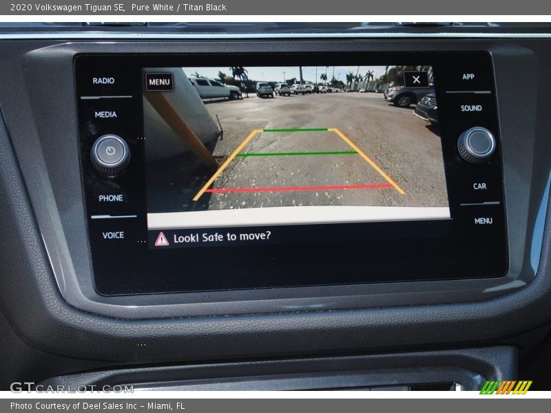 Pure White / Titan Black 2020 Volkswagen Tiguan SE