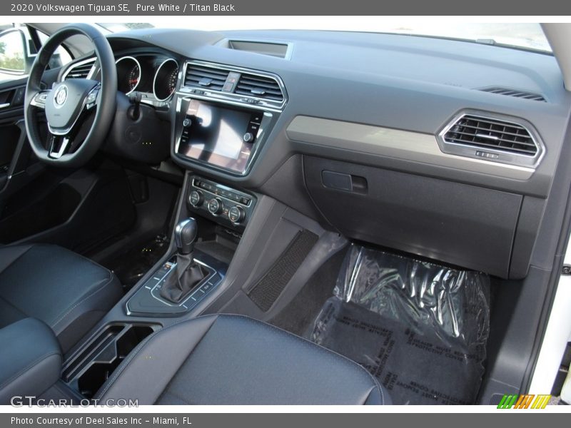 Pure White / Titan Black 2020 Volkswagen Tiguan SE