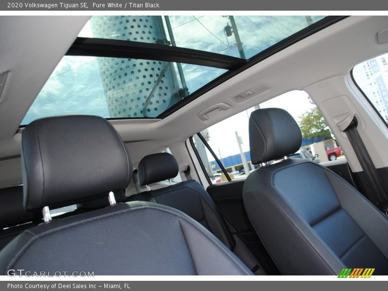 Pure White / Titan Black 2020 Volkswagen Tiguan SE