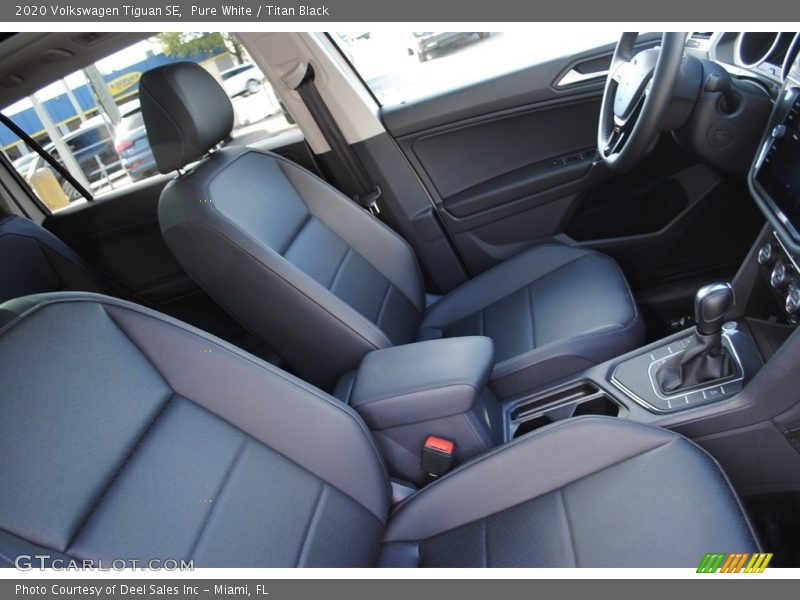 Pure White / Titan Black 2020 Volkswagen Tiguan SE