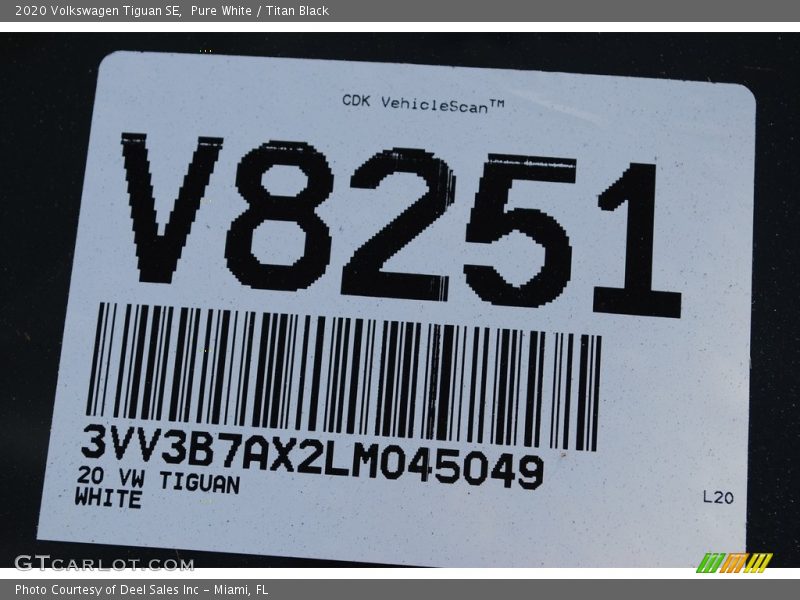 Pure White / Titan Black 2020 Volkswagen Tiguan SE