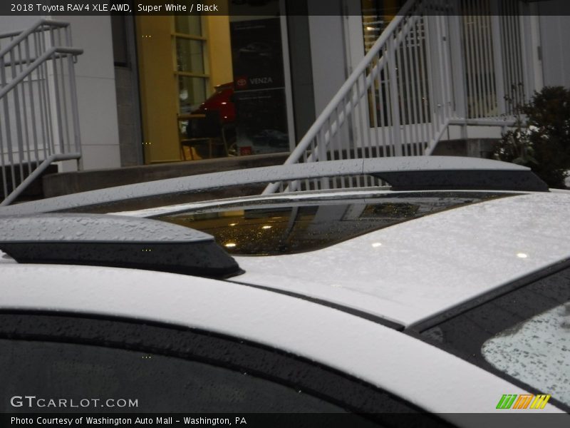 Super White / Black 2018 Toyota RAV4 XLE AWD
