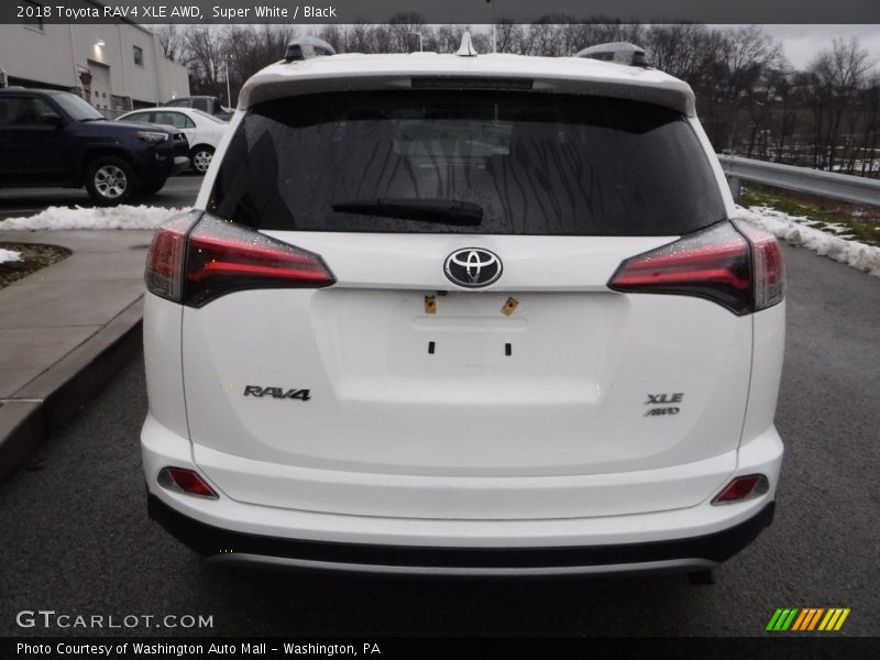 Super White / Black 2018 Toyota RAV4 XLE AWD