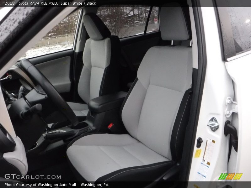 Super White / Black 2018 Toyota RAV4 XLE AWD