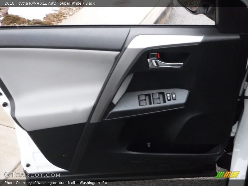 Super White / Black 2018 Toyota RAV4 XLE AWD