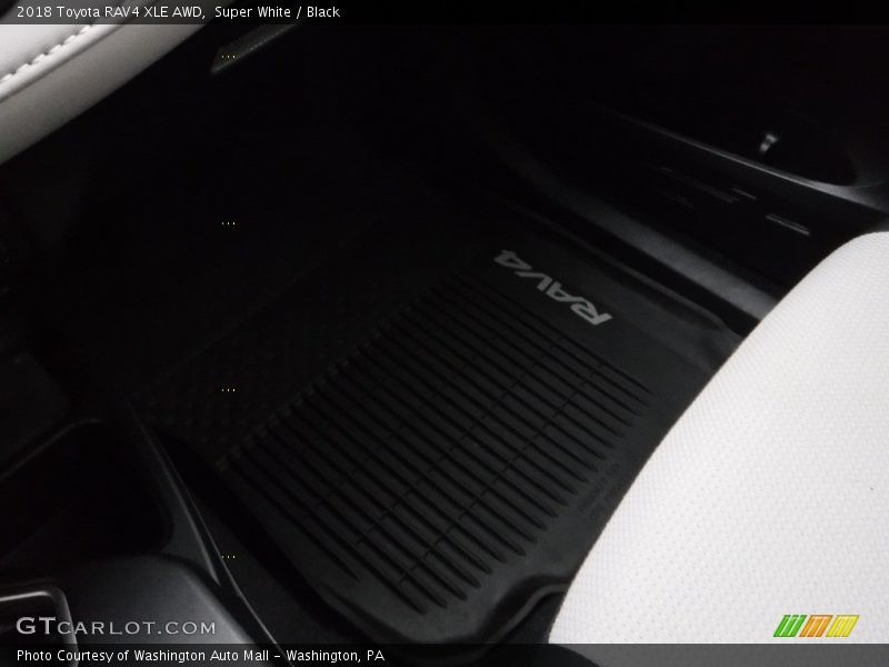Super White / Black 2018 Toyota RAV4 XLE AWD