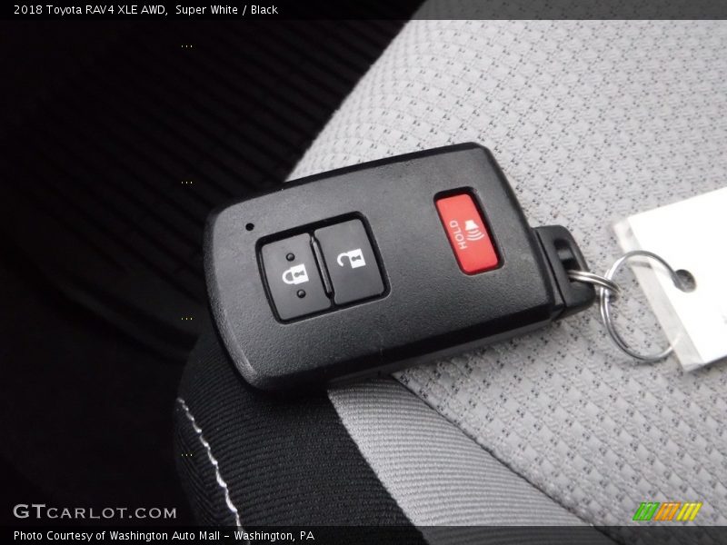 Super White / Black 2018 Toyota RAV4 XLE AWD