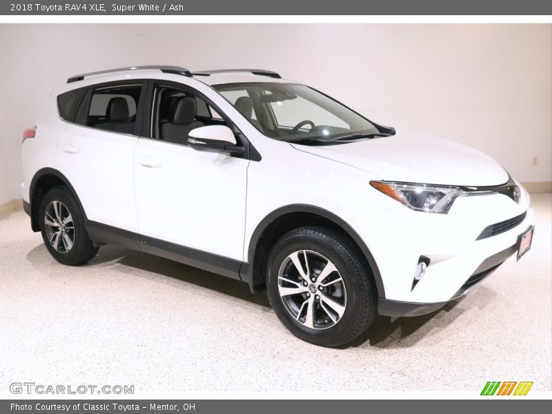 Super White / Ash 2018 Toyota RAV4 XLE