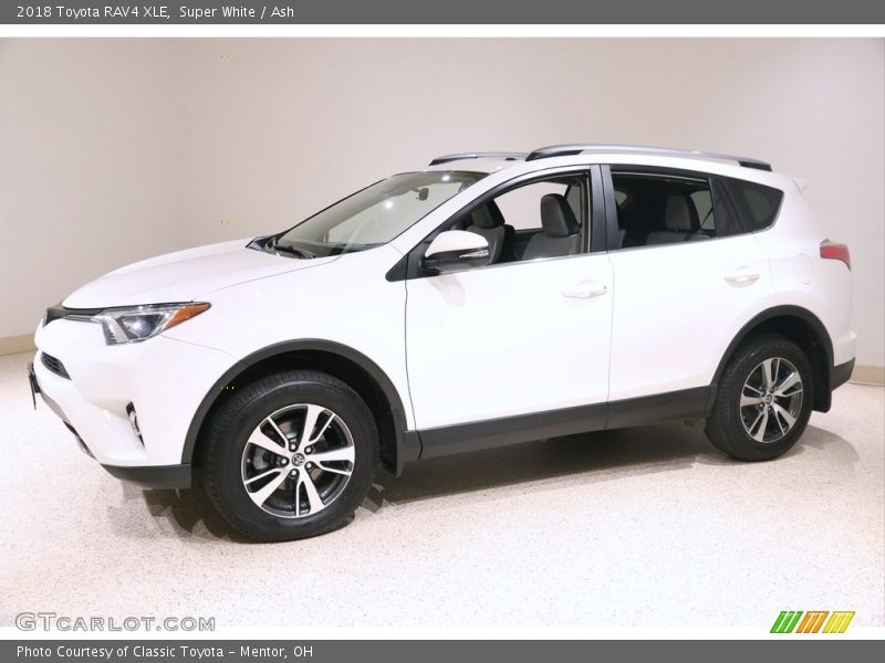Super White / Ash 2018 Toyota RAV4 XLE