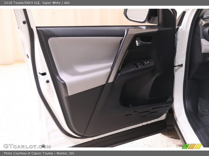 Super White / Ash 2018 Toyota RAV4 XLE