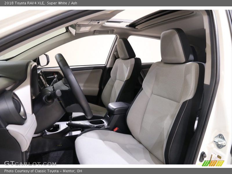 Super White / Ash 2018 Toyota RAV4 XLE