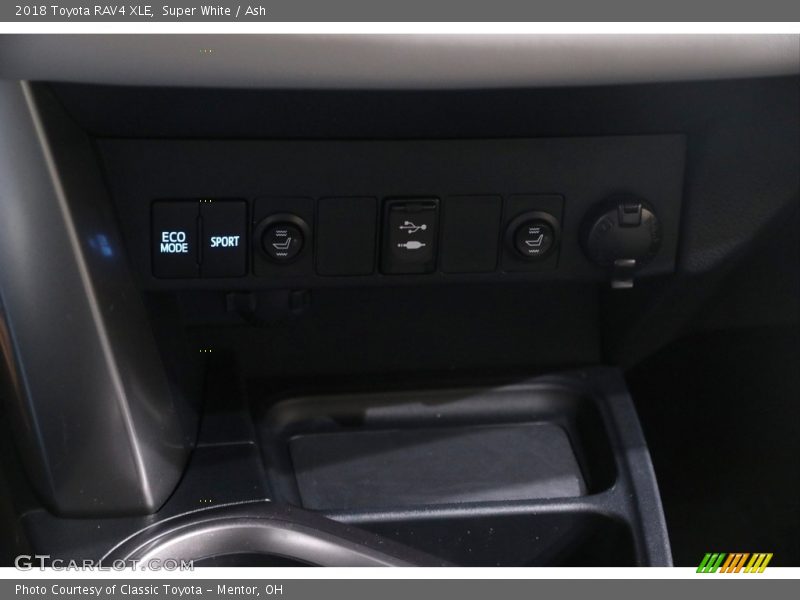 Super White / Ash 2018 Toyota RAV4 XLE