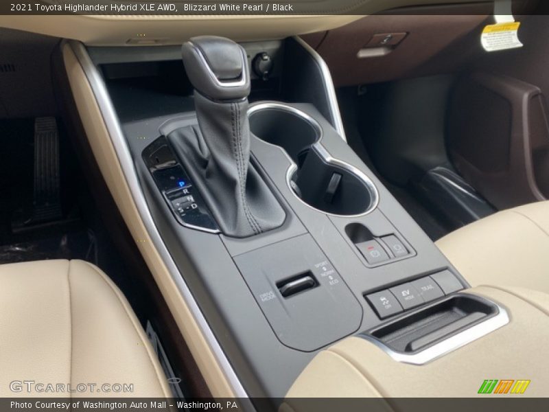 Blizzard White Pearl / Black 2021 Toyota Highlander Hybrid XLE AWD