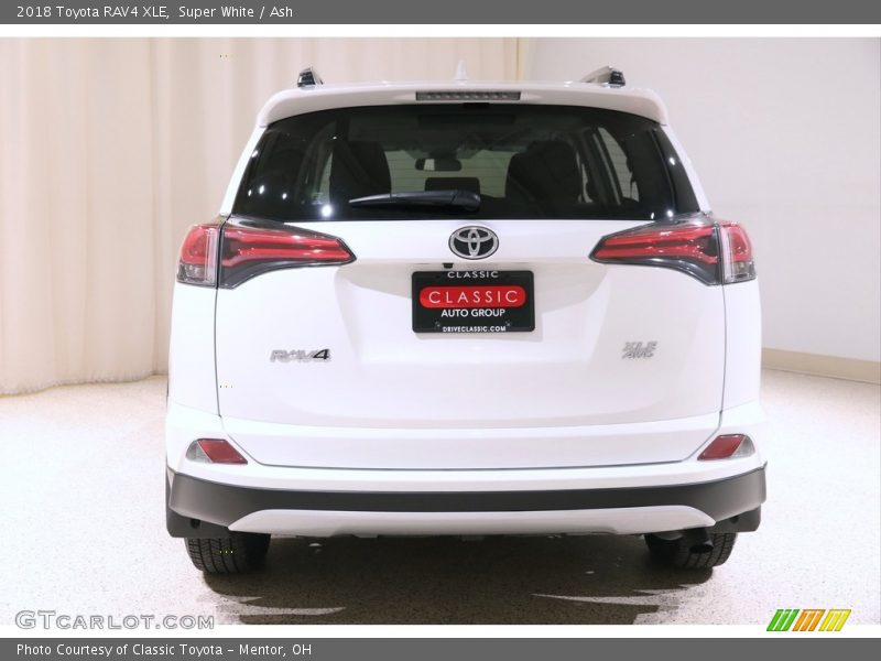 Super White / Ash 2018 Toyota RAV4 XLE