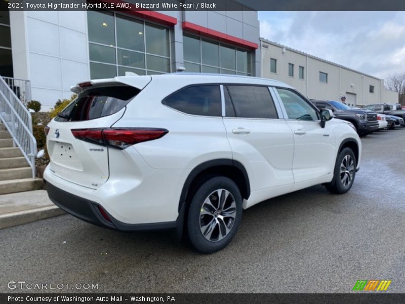 Blizzard White Pearl / Black 2021 Toyota Highlander Hybrid XLE AWD