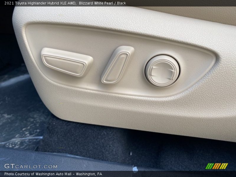 Blizzard White Pearl / Black 2021 Toyota Highlander Hybrid XLE AWD