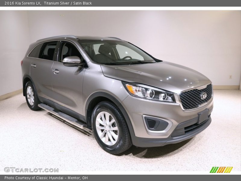 Titanium Silver / Satin Black 2016 Kia Sorento LX