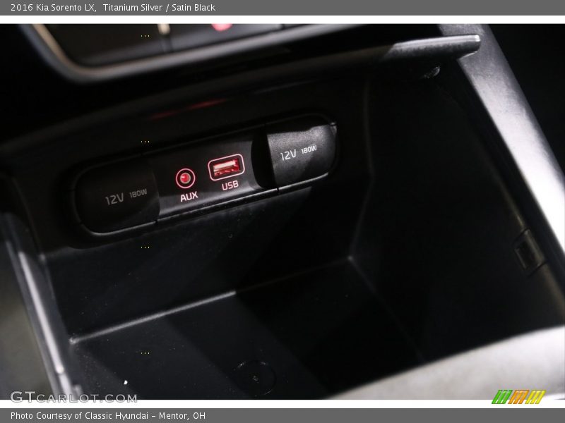 Titanium Silver / Satin Black 2016 Kia Sorento LX