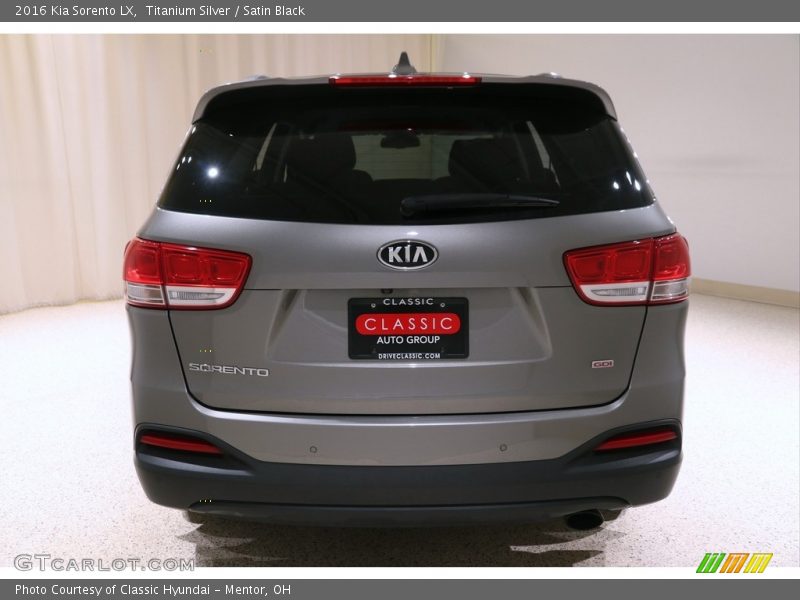 Titanium Silver / Satin Black 2016 Kia Sorento LX