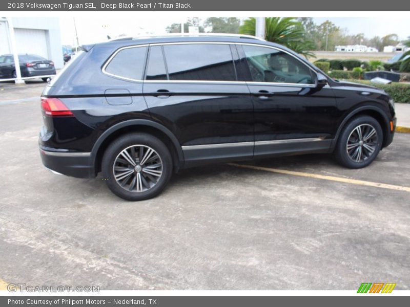 Deep Black Pearl / Titan Black 2018 Volkswagen Tiguan SEL