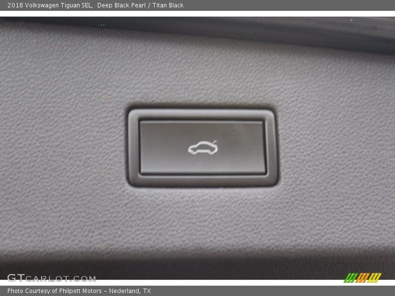 Deep Black Pearl / Titan Black 2018 Volkswagen Tiguan SEL